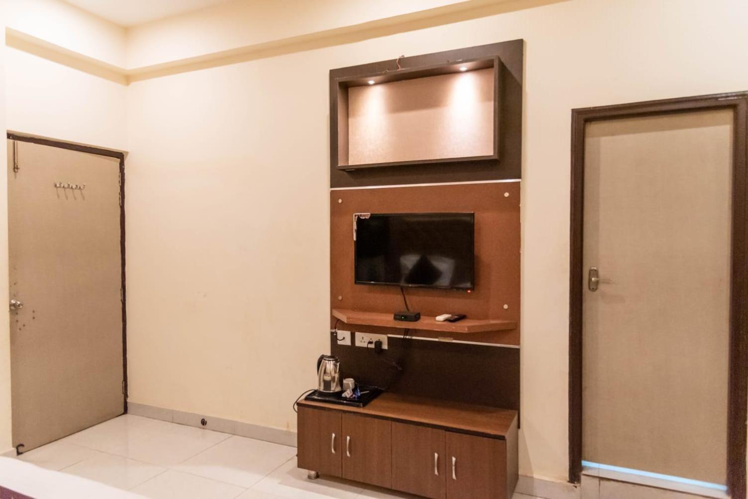Maple Delite Hotell Lucknow Exteriör bild