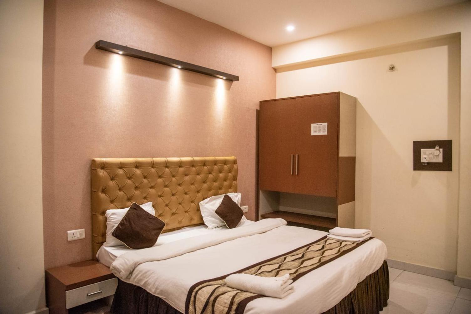 Maple Delite Hotell Lucknow Exteriör bild