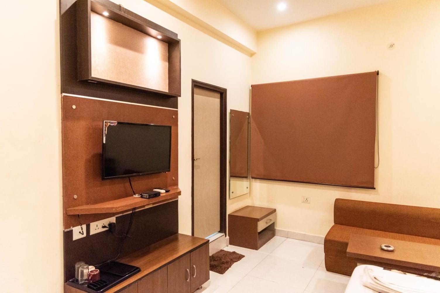 Maple Delite Hotell Lucknow Exteriör bild