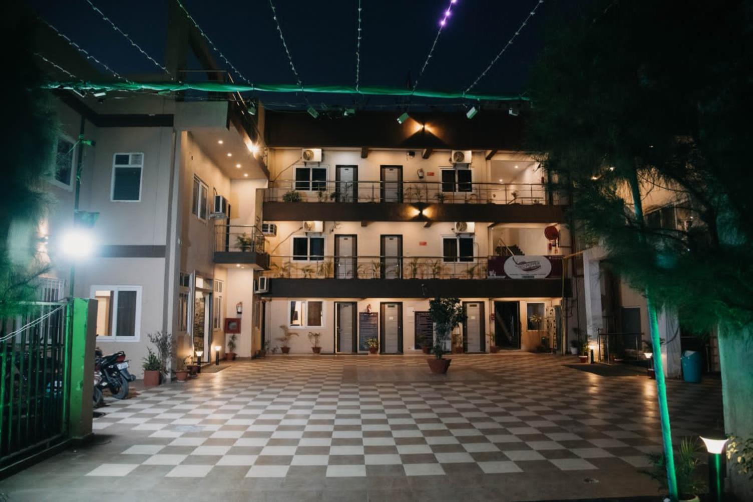 Maple Delite Hotell Lucknow Exteriör bild