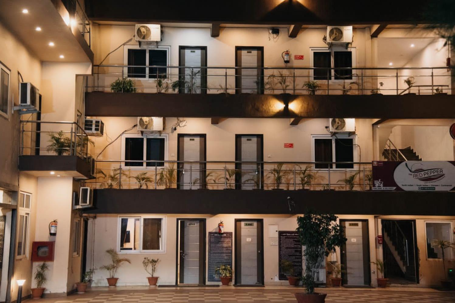 Maple Delite Hotell Lucknow Exteriör bild